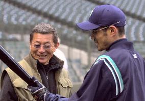 Ex-Orix manager Ogi meets with Mariners' Ichiro